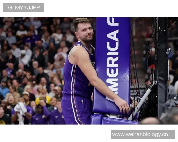 詹姆斯缺阵湖人再遇重创，东契奇左腿筋酸痛伤退，怒踹广告牌宣泄情绪太绝望